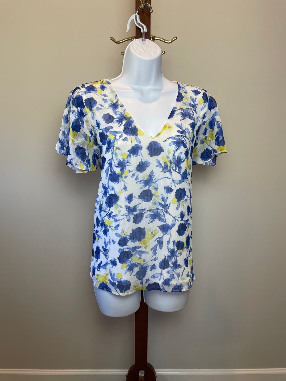 Vince Camuto Floral V Neck Blouse Size S Blue Yellow White Short Sleeve